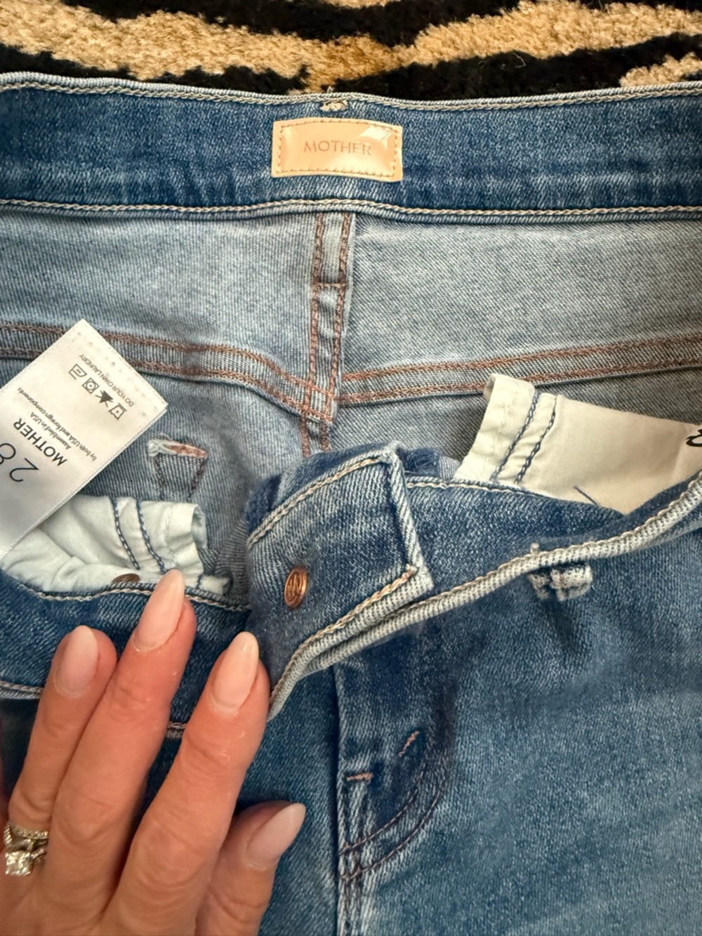 Mother The Weekender Fray Mid Rise Flare Jeans in A Groovy Kind of Love Size 28 - Picture 6 of 13